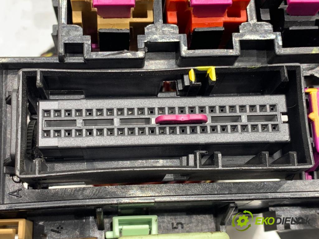 AUDI A7 4G liftback 2012 230 kW 3.0 TDI quattro 2967 skříňka poistková  (Pojistková skříňka)