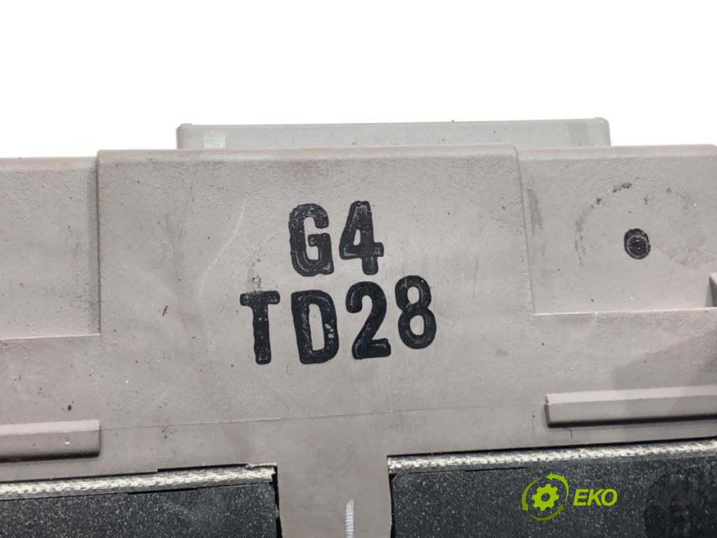 HONDA CR-V II SUV 2005 103 kW 2.2 CTDi (RD9) 2204 Panel ovládania kúrenia D026Z (Prepínacie páčky pod volantom)