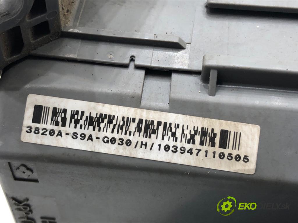 HONDA CR-V II SUV 2005 103 kW 2.2 CTDi (RD9) 2204 modul BSI 3820A-S9A-G030 (Pojistková skříňka)