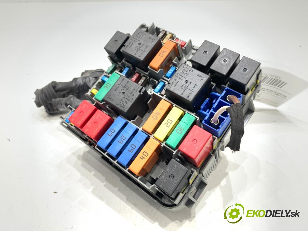 FIAT DOBLO II Nadwozie pełne/minivan 2016 66 kW 1.3 D Multijet 1248 skříňka poistková 52028777 (Pojistková skříňka)