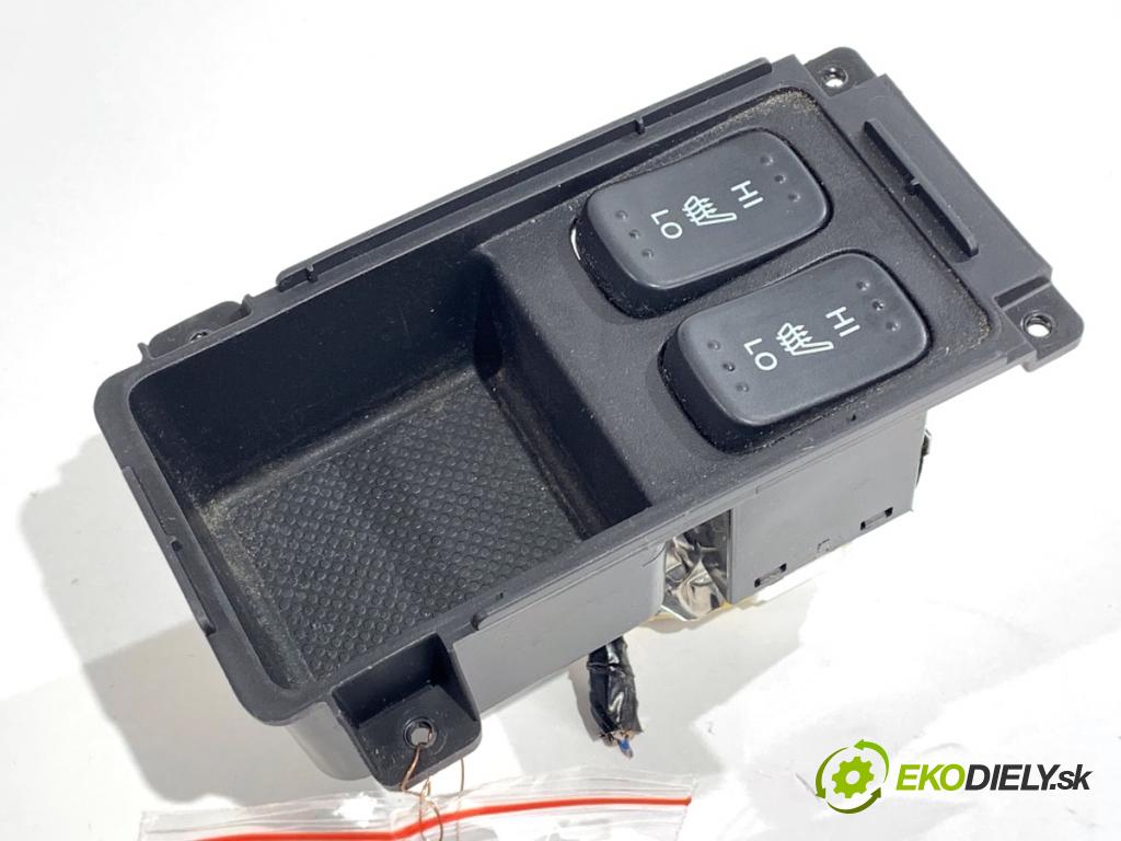 HONDA CR-V III SUV 2007 103 kW 2.2 i-CTDi 4WD (RE6) 2204 Prepínač ohrievania, vyhrievania sedačky 83410-SWA-U010-M1 (Prepínacie páčky pod volantom)