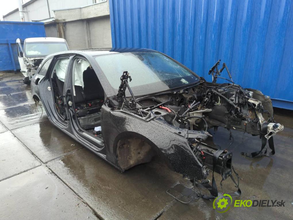 AUDI A4 B9 Kombi 2016 110 kW 2.0 TDI 1968 karoséria ČTVRŤÁK: Blatník zad ľavy pravy prah strecha PODŁUŻNICA ľavy pravy 