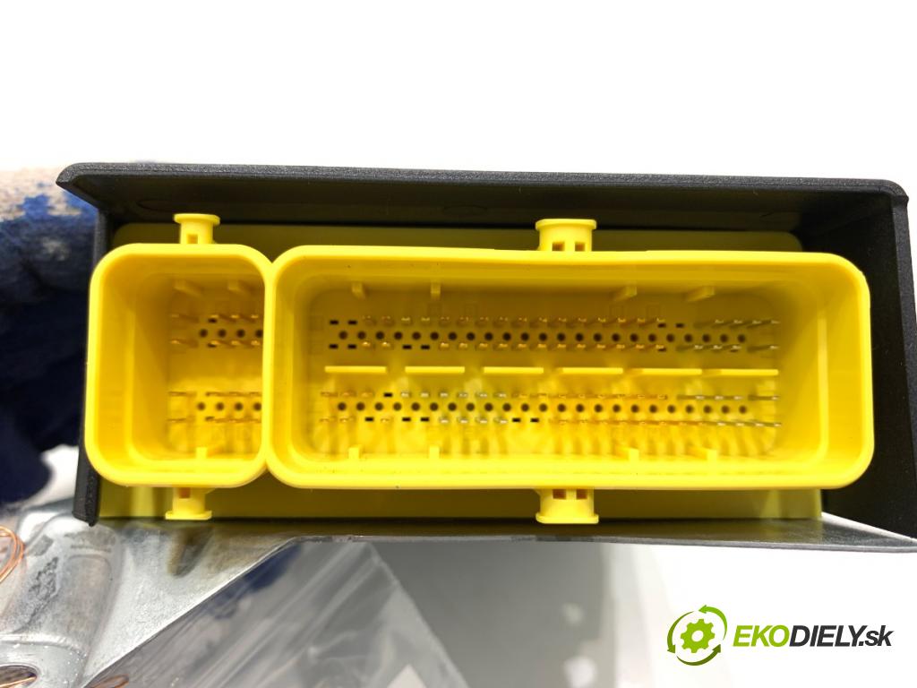 AUDI A4 B9 Kombi 2016 110 kW 2.0 TDI 1968 senzor airbag 8W0959655 (Snímač)