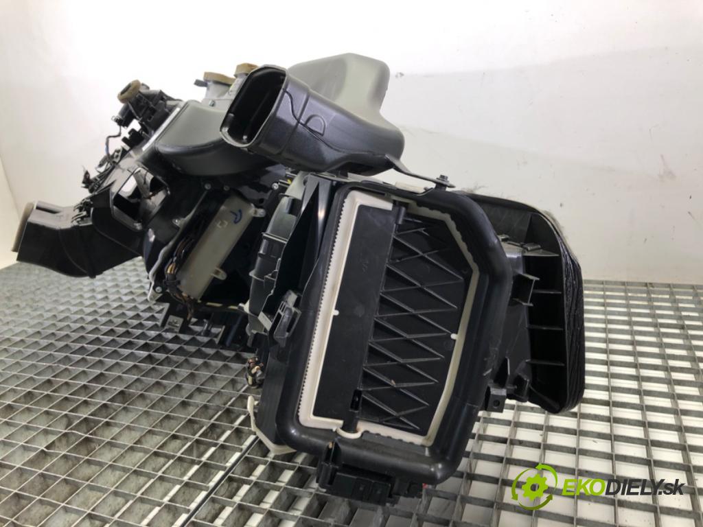 AUDI A4 B9 Kombi 2016 110 kW 2.0 TDI 1968 Výhrevné teleso, radiátor kúrenia komplet KOMBAJN 8W1820005A (Radiátor kúrenia)