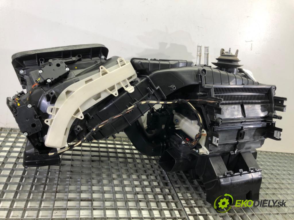 AUDI A4 B9 Kombi 2016 110 kW 2.0 TDI 1968 Výhrevné teleso, radiátor kúrenia komplet KOMBAJN 8W1820005A (Radiátor kúrenia)