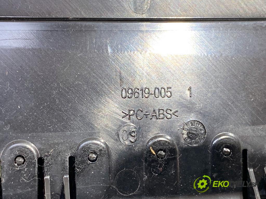 AUDI A4 B9 Kombi 2016 110 kW 2.0 TDI 1968 Mriežky kúrenia predný 8W0971659