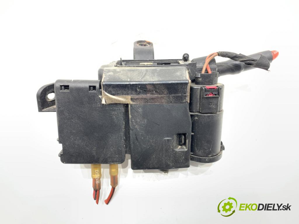 AUDI A4 B9 Kombi 2016 110 kW 2.0 TDI 1968 Rozdeľovač PRĄDU 8W0941823 (Rozdeľovač)