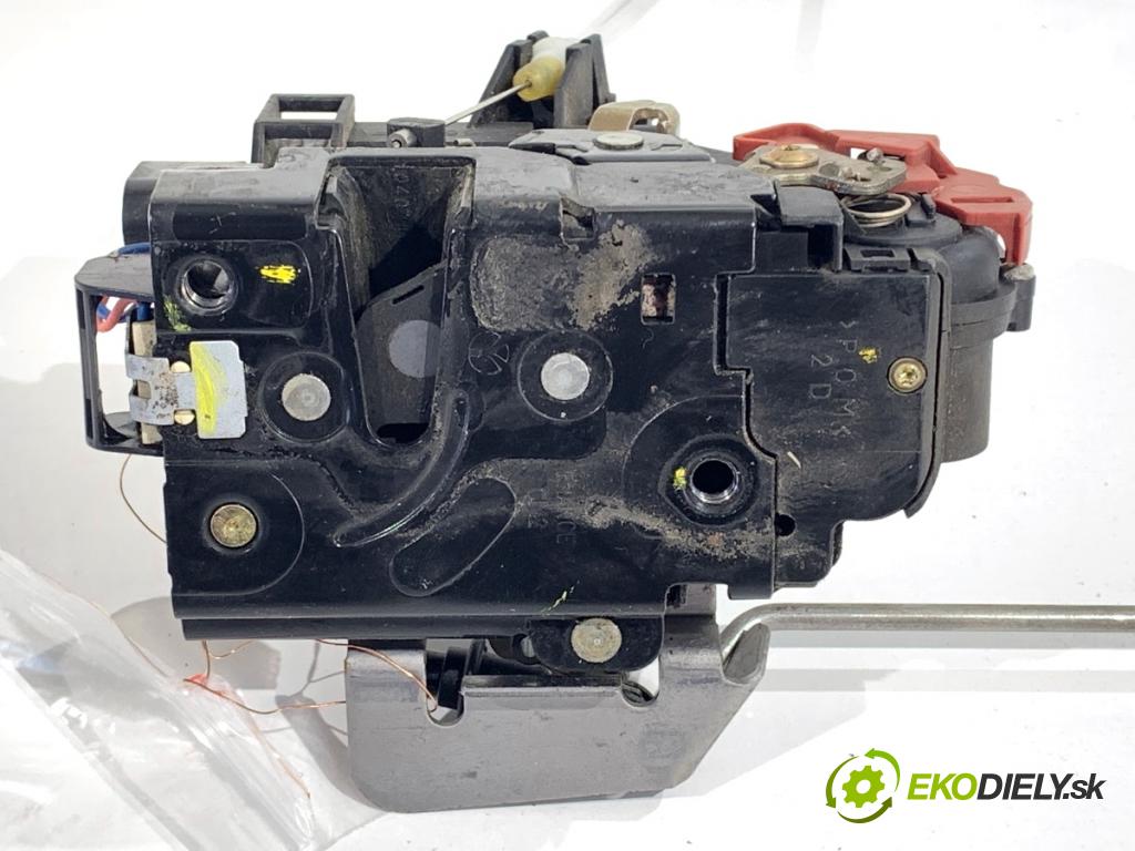 AUDI A4 B6 sedan 2001 96 kW 2.0 1984 zámok Dvere pravy predný 4B1837016E