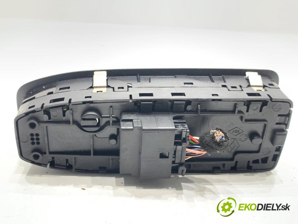 RENAULT CAPTUR II liftback 2021 67 kW 1.0 TCe 90 ECO-G (HFM6) 999 Prepínač okien 254107001R (Prepínacie páčky pod volantom)
