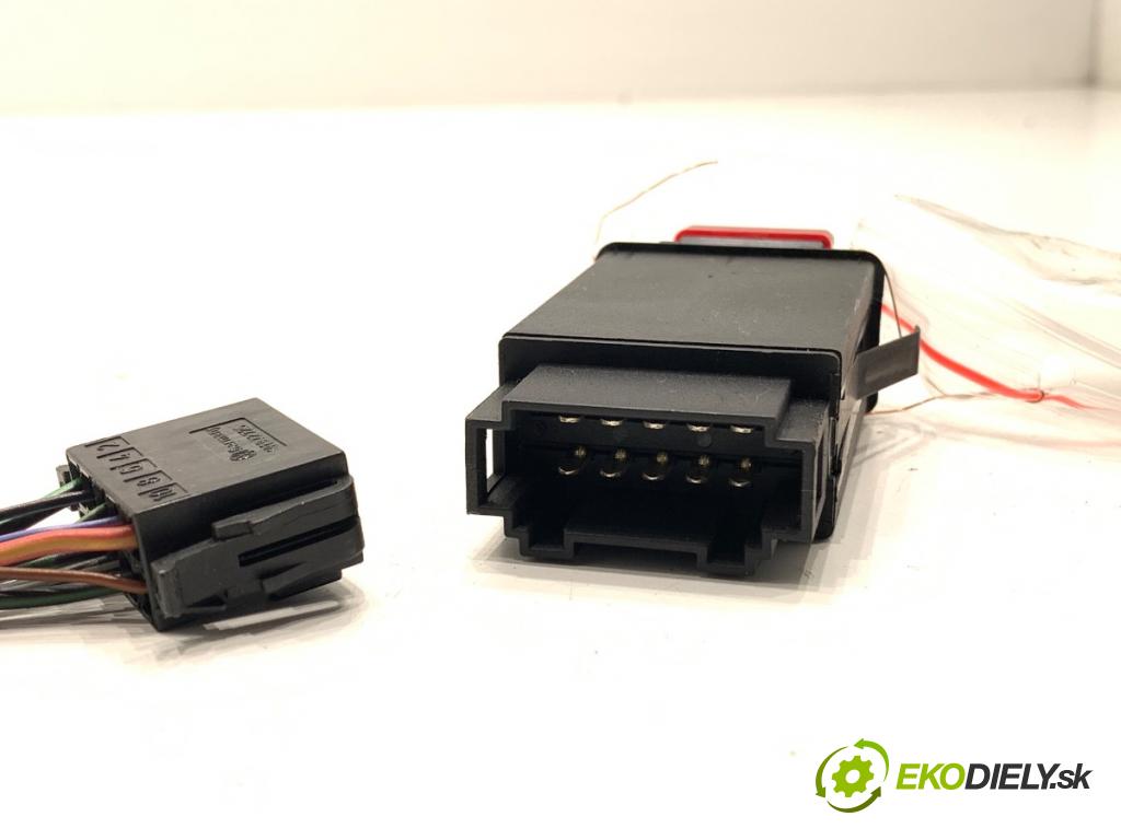 AUDI A6 C5 Kombi 2000 184 kW 2.7 T quattro 2671 Spínač svetiel výstražných (núdzových)  (Prepínacie páčky pod volantom)