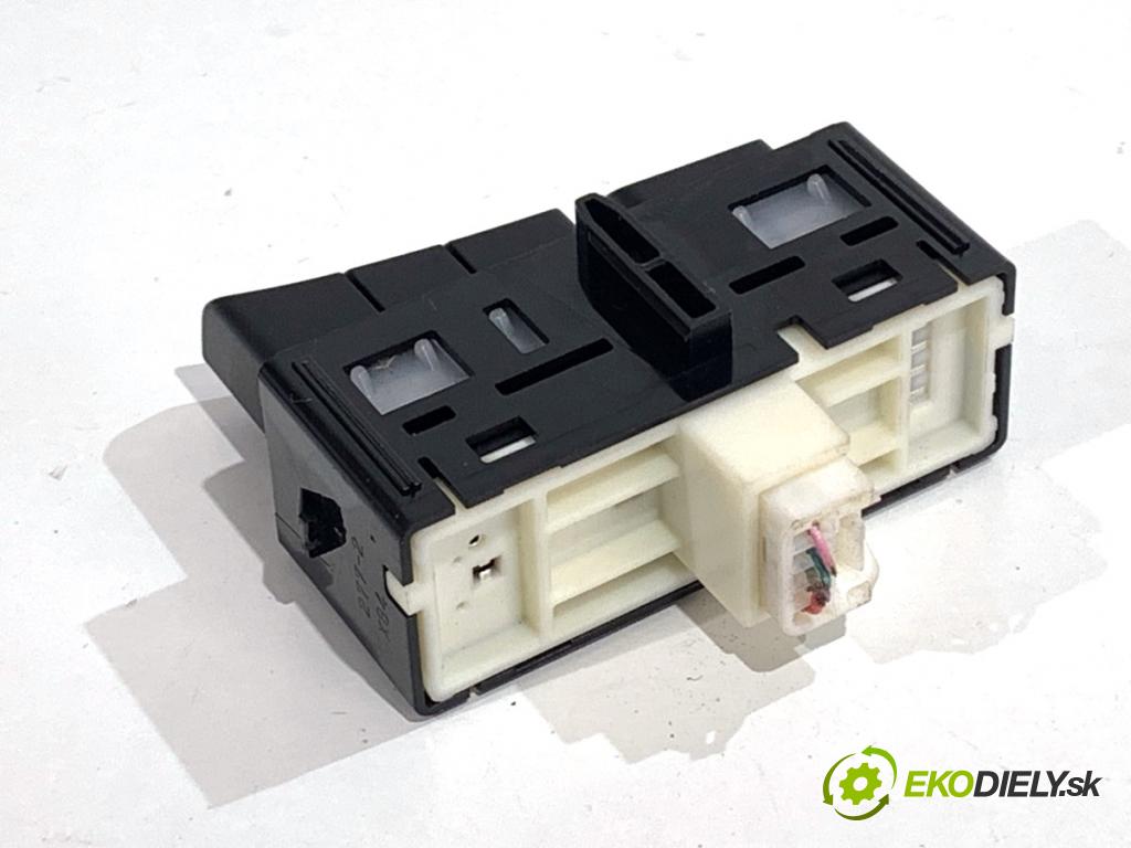 LEXUS NX SUV 2018 114 kW 300h AWD (AYZ15_) 2494 Prepínač nastavenia svetiel 15D053 (Prepínacie páčky pod volantom)