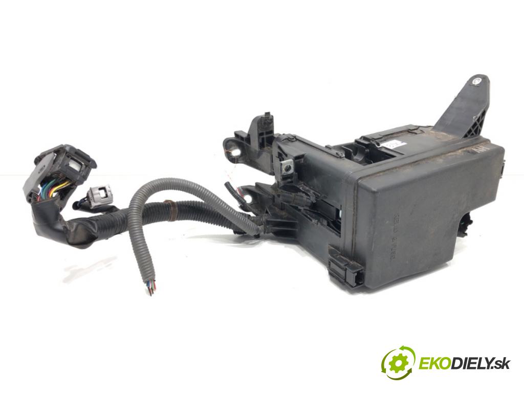 LEXUS NX SUV 2018 114 kW 300h AWD (AYZ15_) 2494 Skrinka poistková  (Poistková skrinka)