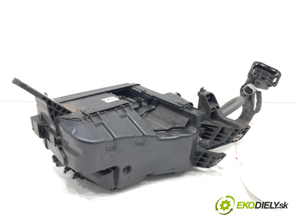 LEXUS NX SUV 2018 114 kW 300h AWD (AYZ15_) 2494 Skrinka poistková  (Poistková skrinka)