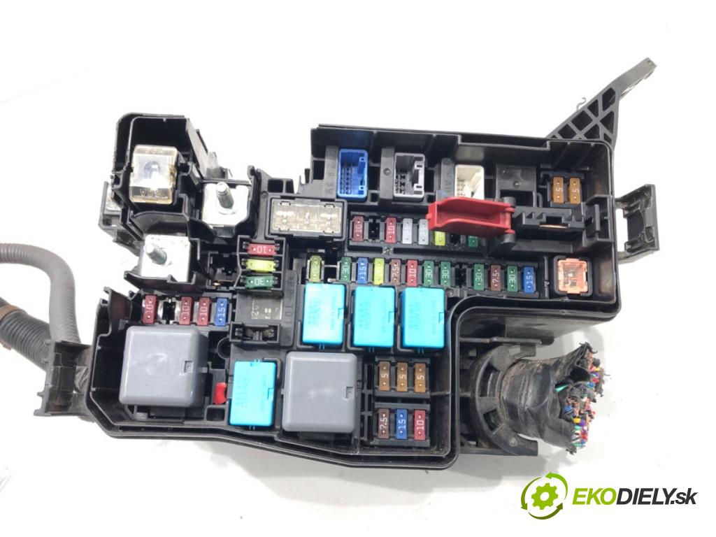 LEXUS NX SUV 2018 114 kW 300h AWD (AYZ15_) 2494 Skrinka poistková  (Poistková skrinka)