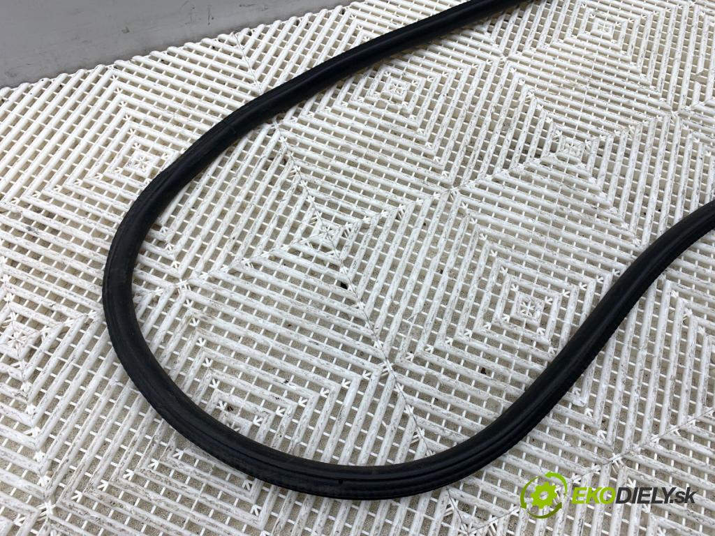 MERCEDES-BENZ GLE  2025 198 kW GLE 300 d 4-matic (167.109) 1993 těsnění dveře zadní část levá strana A1671692500 (Karoserie ostatní)