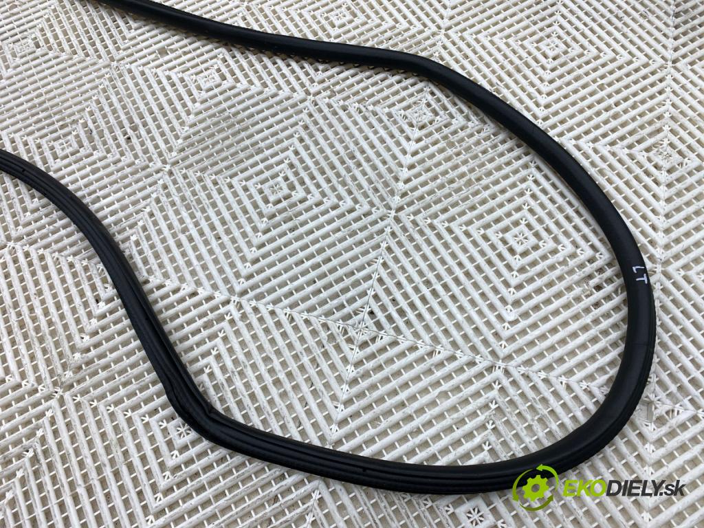 MERCEDES-BENZ GLE  2025 198 kW GLE 300 d 4-matic (167.109) 1993 těsnění dveře zadní část levá strana A1671692500 (Karoserie ostatní)