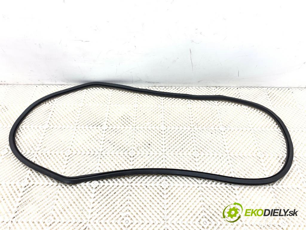 MERCEDES-BENZ GLE  2025 198 kW GLE 300 d 4-matic (167.109) 1993 těsnění dveře zadní část levá strana A1671692500 (Karoserie ostatní)