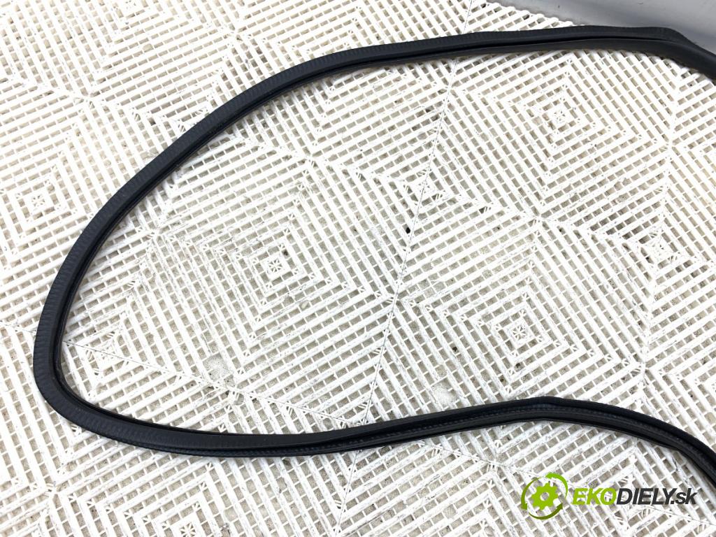 MERCEDES-BENZ GLE  2025 198 kW GLE 300 d 4-matic (167.109) 1993 těsnění dveře zadní část pravá  (Karoserie ostatní)