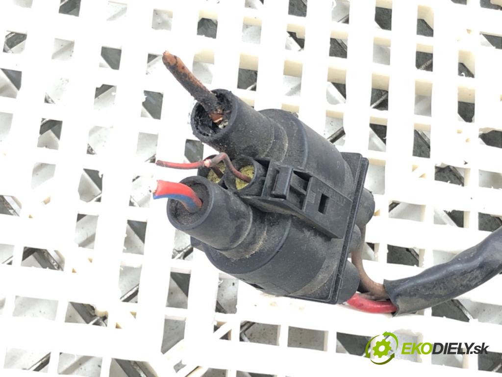 AUDI A4 B6 sedan 2003 75 kW 1.6 1595 ventilátor klimatizace 8E0121205Q (Ventilátor chladiče klimatizace)