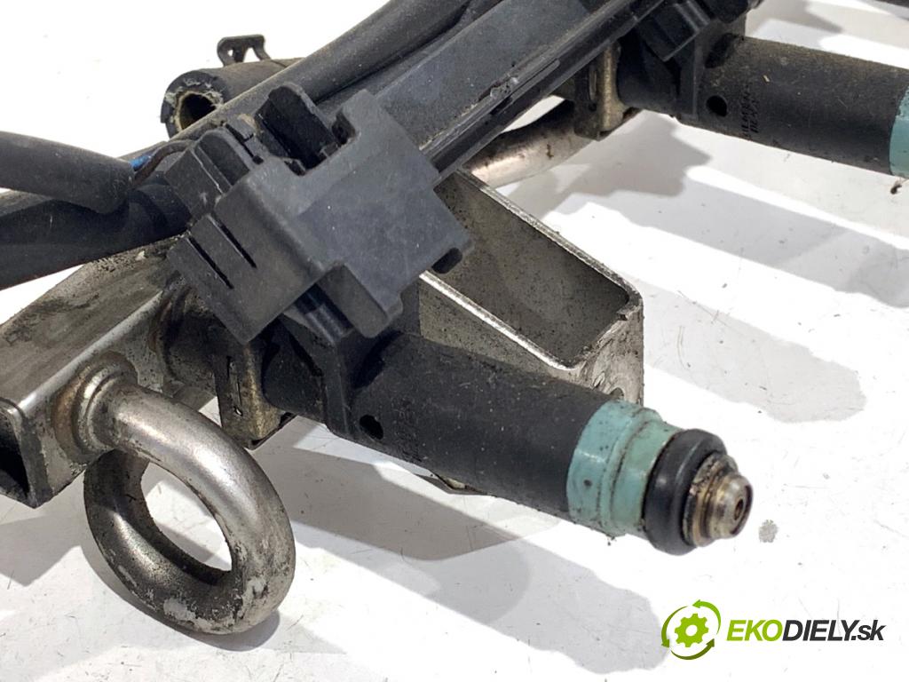 AUDI A4 B6 sedan 2003 75 kW 1.6 1595 Lišta vstrekovacia 06B133551H (Vstrekovacia lišta)