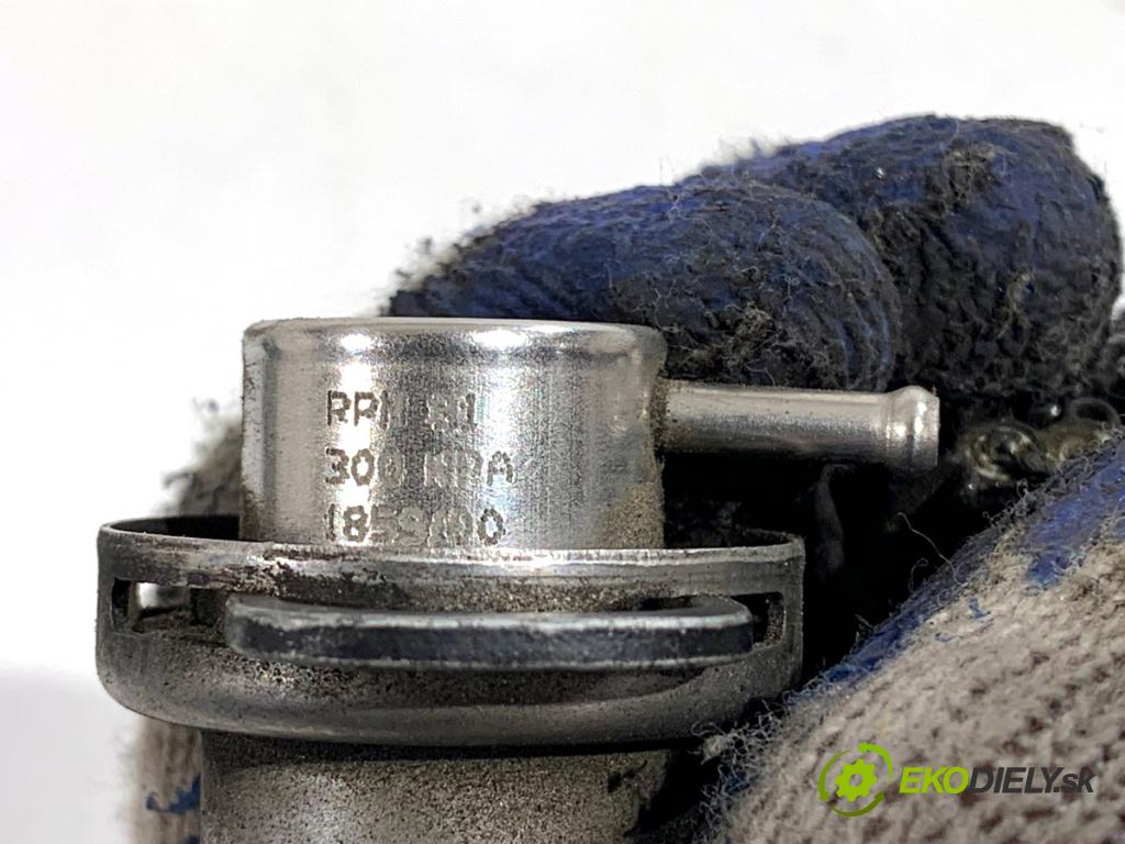 AUDI A4 B6 sedan 2003 75 kW 1.6 1595 Lišta vstrekovacia 06B133551H (Vstrekovacia lišta)