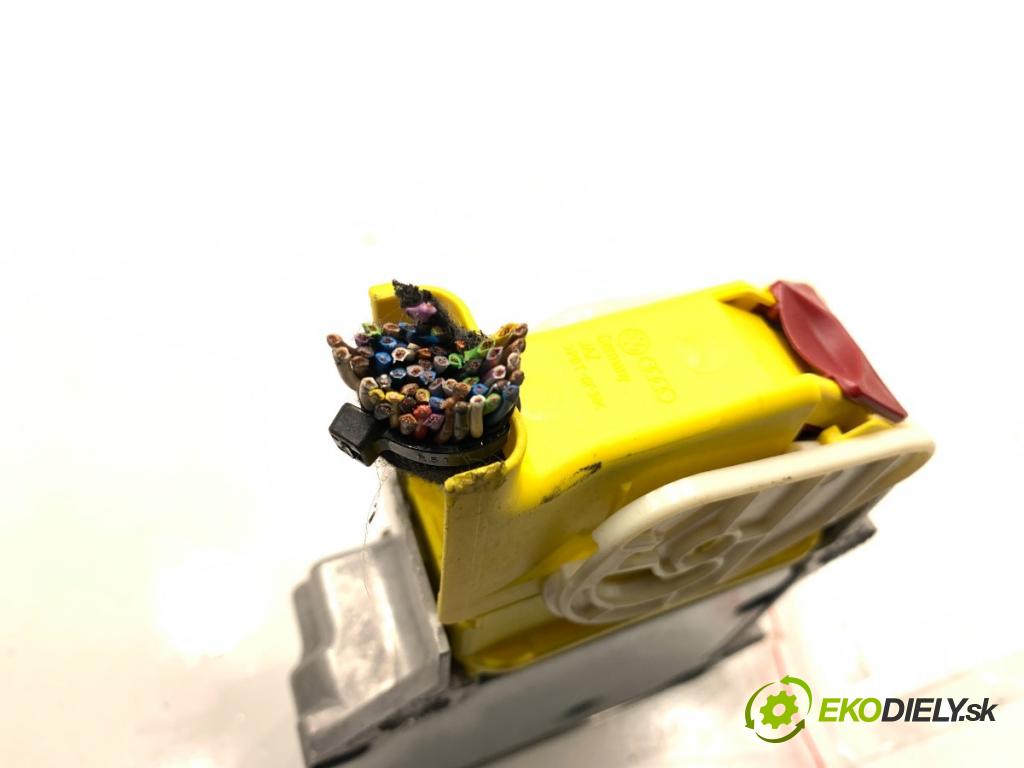 AUDI Q5 8R SUV 2012 165 kW 2.0 TFSI quattro 1984 senzor airbag 8R0959655F (Snímač)