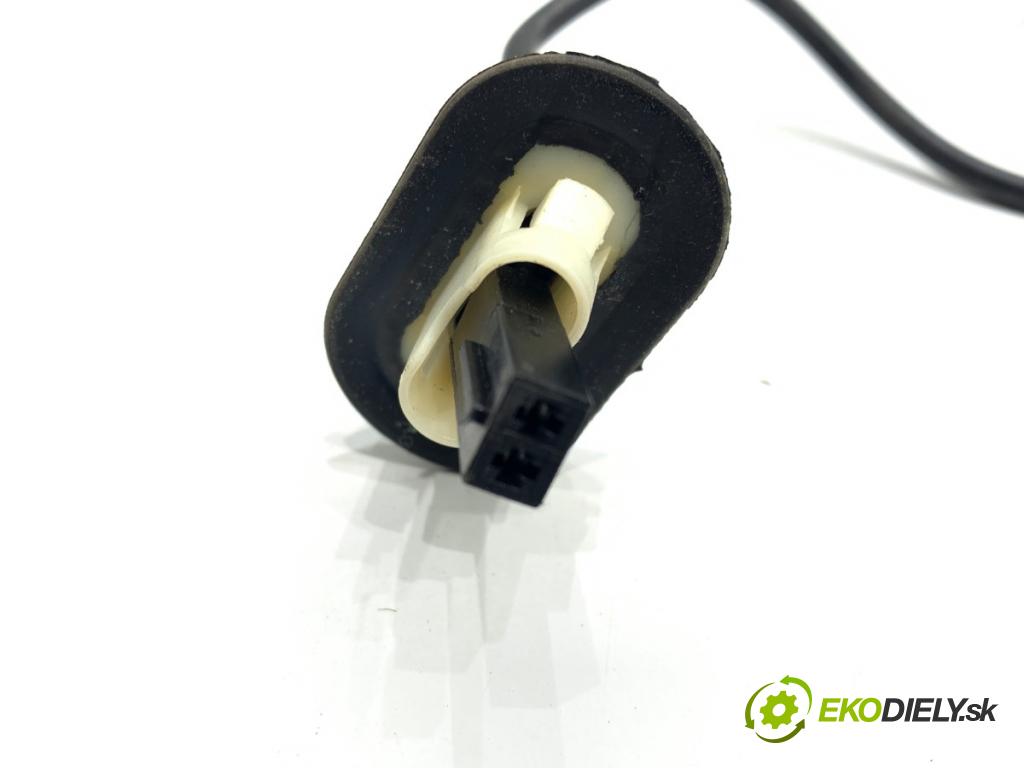 AUDI Q5 8R SUV 2012 165 kW 2.0 TFSI quattro 1984 Svetlo brzdových svetiel 8r0945097