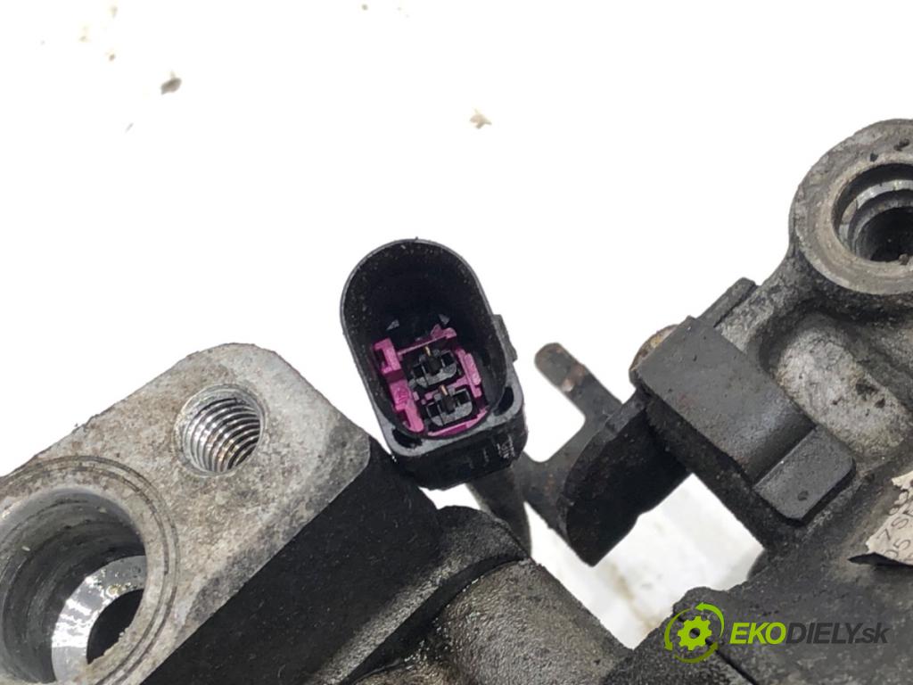 VW TRANSPORTER T5 Autobus 2003 96 kW 2.5 TDI 2461 kompresor klimatizace 447180-8623 (Kompresor klimatizace)