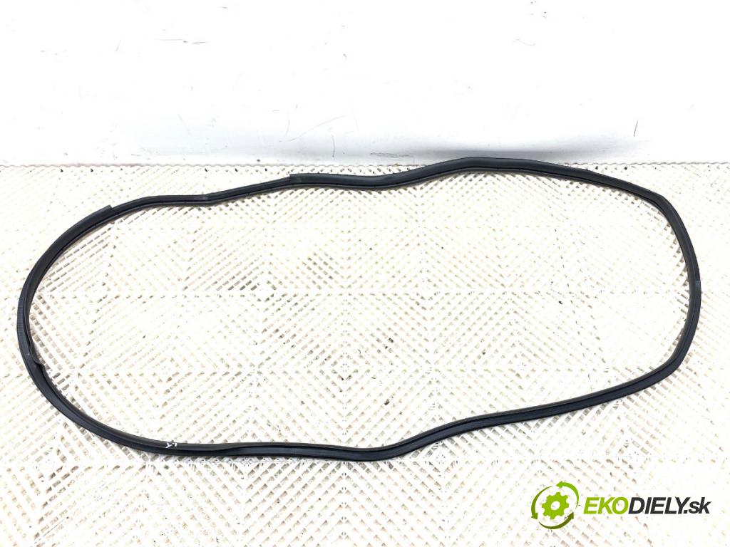 LEXUS NX SUV 2018 114 kW 300h AWD (AYZ15_) 2494 těsnění dveře zadní část levá strana  (Karoserie ostatní)