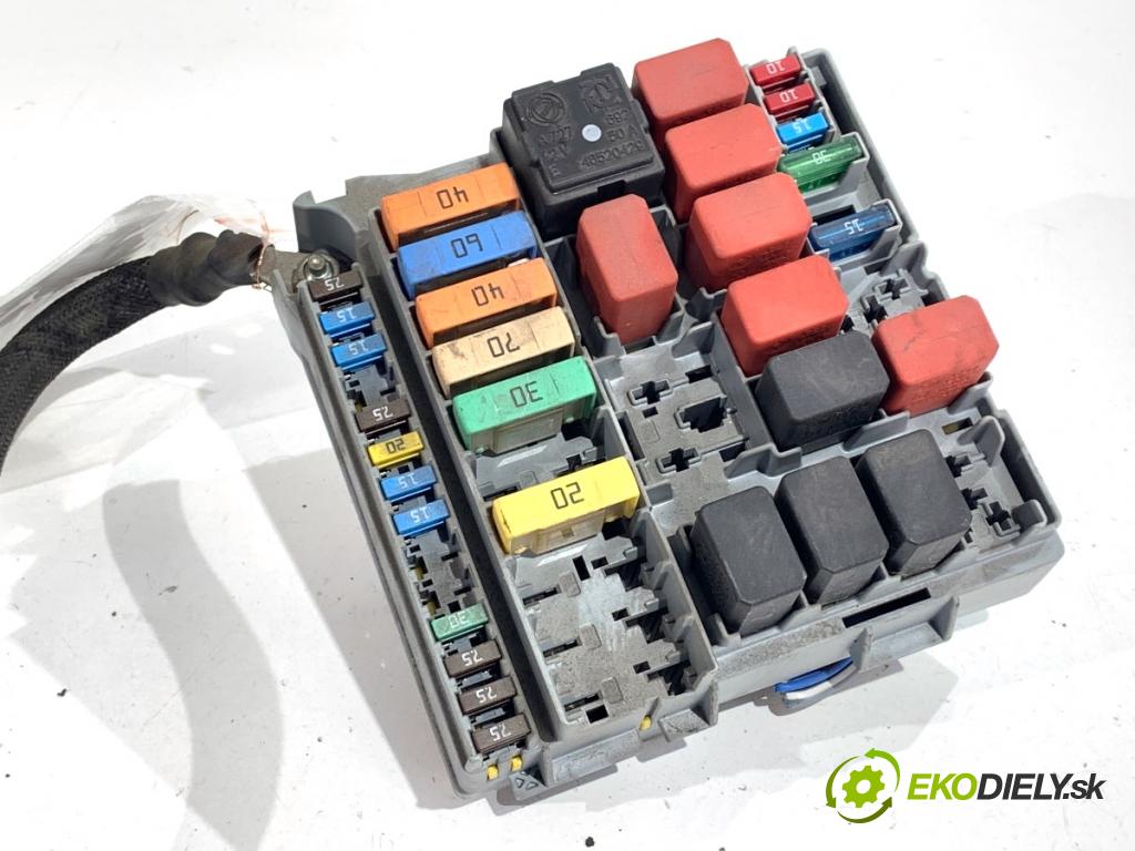 FIAT 500 liftback 2008 51 kW 1.2 (312AXA1A) 1242 skříňka poistková  (Pojistková skříňka)