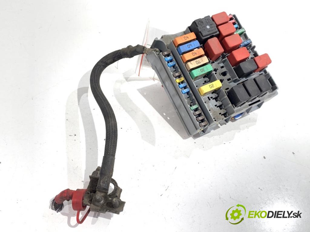 FIAT 500 liftback 2008 51 kW 1.2 (312AXA1A) 1242 skříňka poistková (Pojistková skříňka)