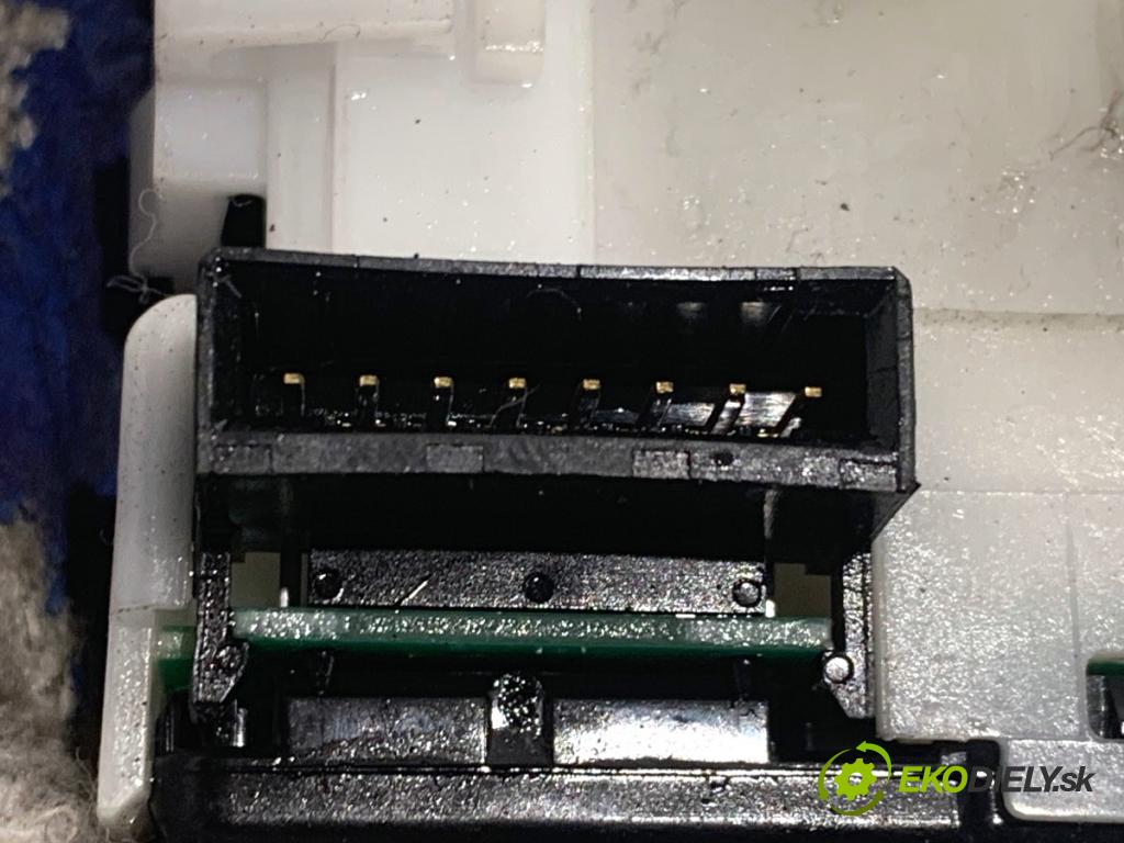 NISSAN NOTE E11 nadwozie wielkoprzestrzenne (MPV) 2009 65 kW 1.4 1386 Prepínač smeroviek (Prepínacie páčky pod volantom)