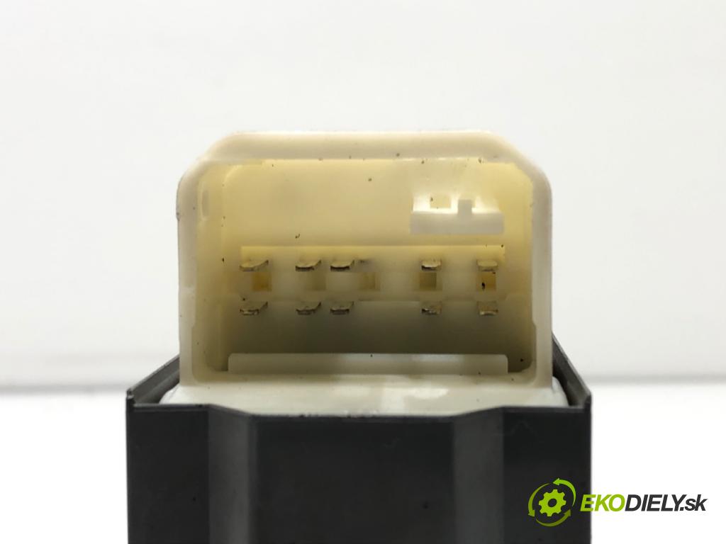 TOYOTA AURIS II liftback 2013 97 kW 1.6 (ZRE181_, ZRE185_) 1598 Prepínač okien  (Prepínacie páčky pod volantom)