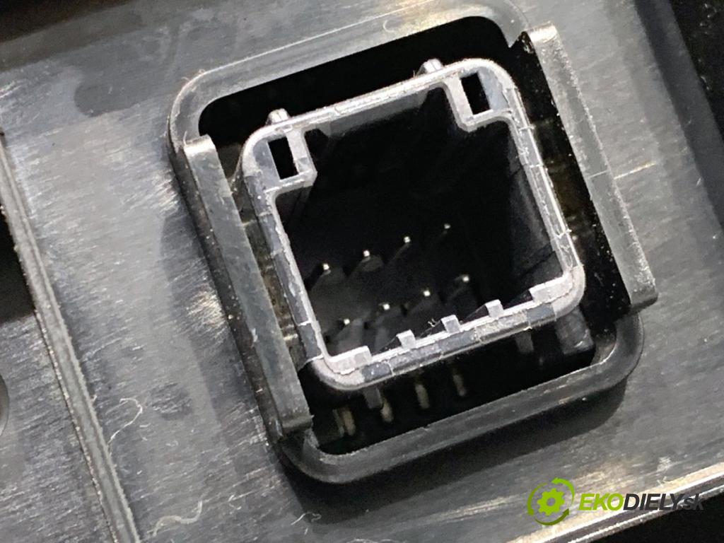 TOYOTA AURIS II liftback 2013 97 kW 1.6 (ZRE181_, ZRE185_) 1598 Panel ovládania kúrenia 55900-02370 (Prepínacie páčky pod volantom)