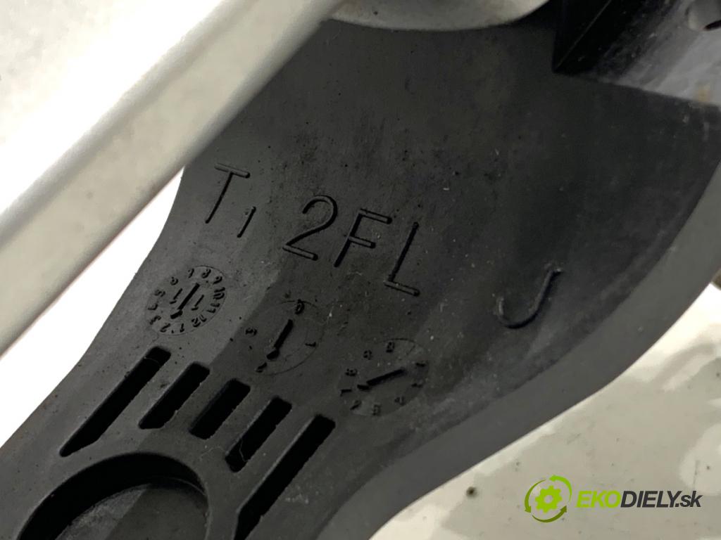 TOYOTA AURIS II liftback 2013 97 kW 1.6 (ZRE181_, ZRE185_) 1598 klika vnejší levý přední část