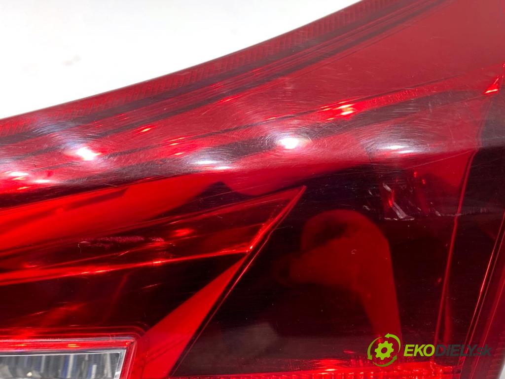 TOYOTA AURIS II liftback 2013 97 kW 1.6 (ZRE181_, ZRE185_) 1598 Svetlo zad pravá vnútorná (Kľučka dverí ostatné)