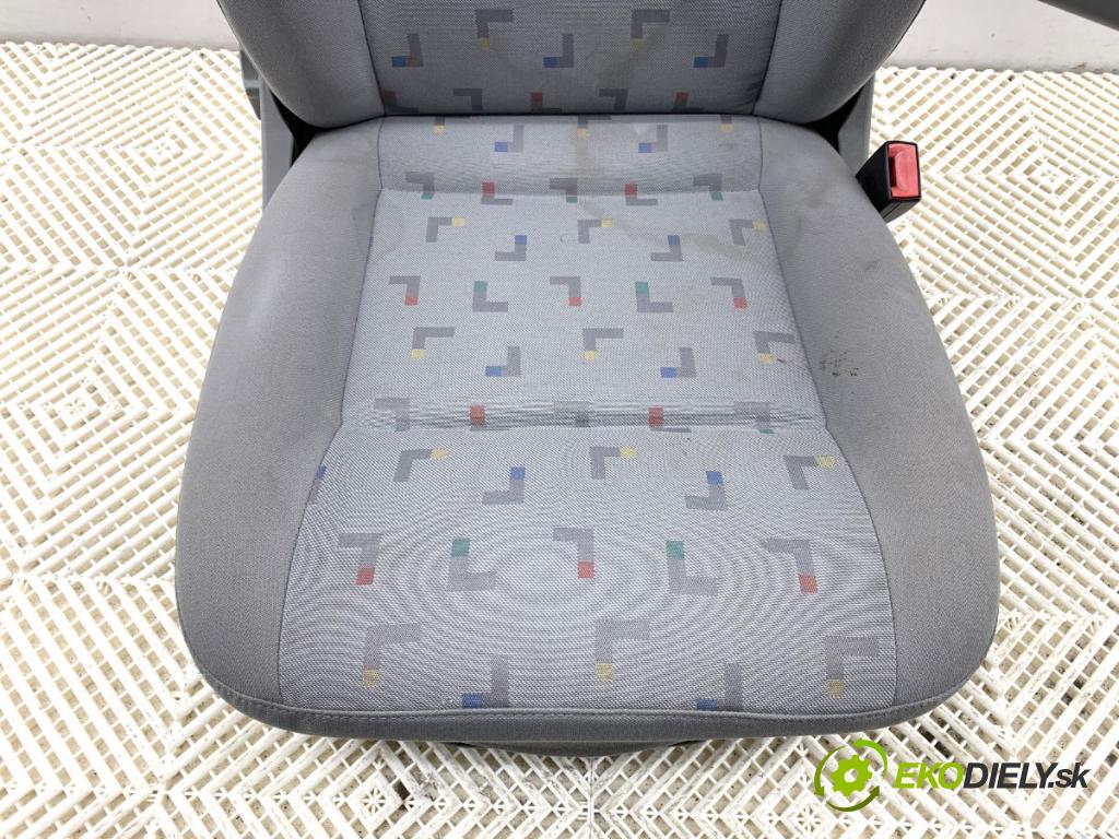 VW TRANSPORTER T5 Autobus 2003 96 kW 2.5 TDI 2461 Sedadlo pravy predný