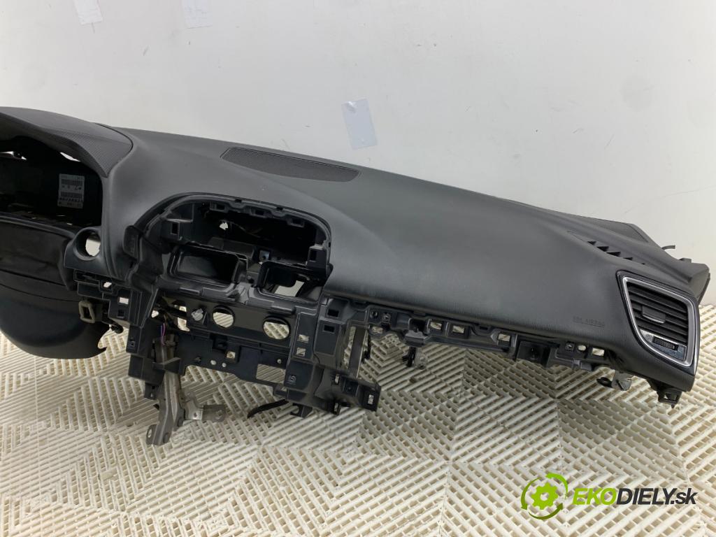 MAZDA 3 BM liftback 2014 88 kW 2.0 1998 palubní doska  (Palubní deska)