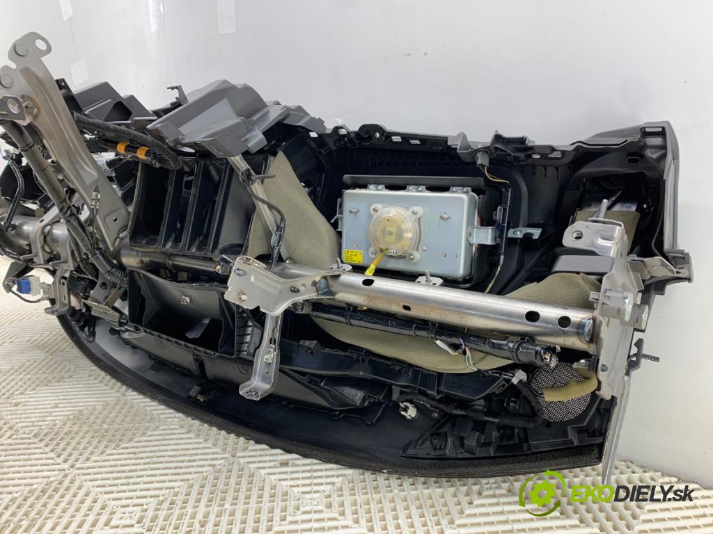 MAZDA 3 BM liftback 2014 88 kW 2.0 1998 palubní doska  (Palubní deska)