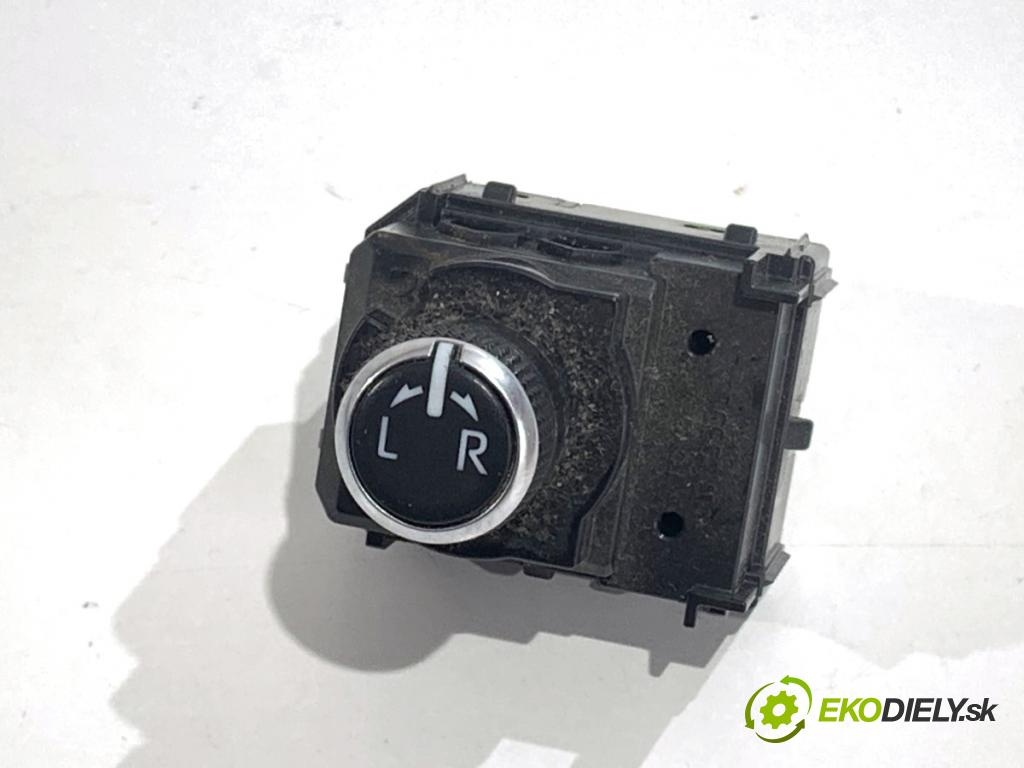 TOYOTA COROLLA E21 sedan 2022 72 kW 1.8 VVTi Hybrid (ZWE211, MZEA12) 1798 Prepínač nastavenia spätných zrkadiel 183912 (Prepínacie páčky pod volantom)