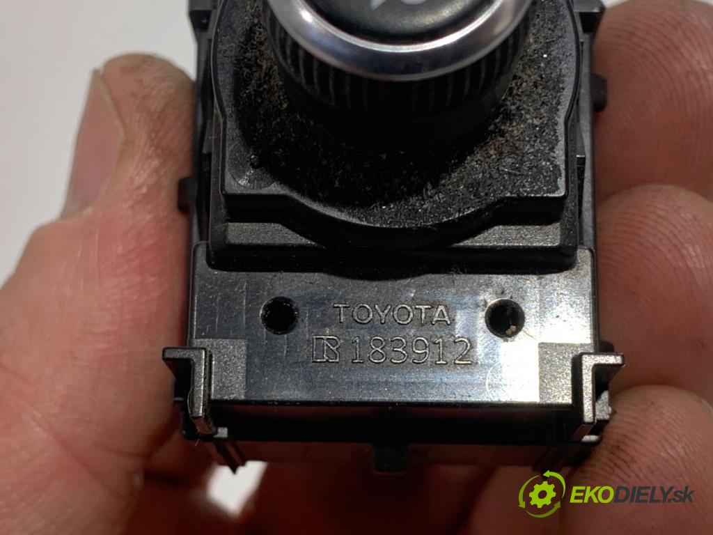 TOYOTA COROLLA E21 sedan 2022 72 kW 1.8 VVTi Hybrid (ZWE211, MZEA12) 1798 Prepínač nastavenia spätných zrkadiel 183912 (Prepínacie páčky pod volantom)
