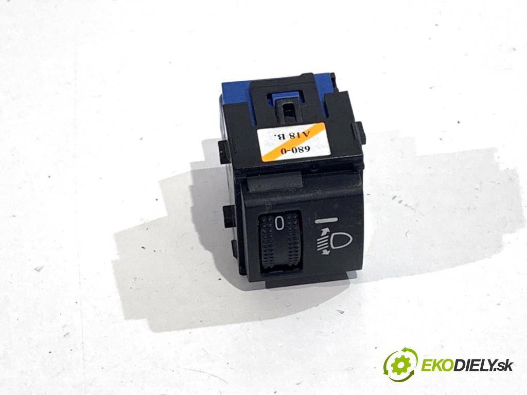 TOYOTA COROLLA E21 sedan 2022 72 kW 1.8 VVTi Hybrid (ZWE211, MZEA12) 1798 Prepínač nastavenia svetiel  (Prepínacie páčky pod volantom)