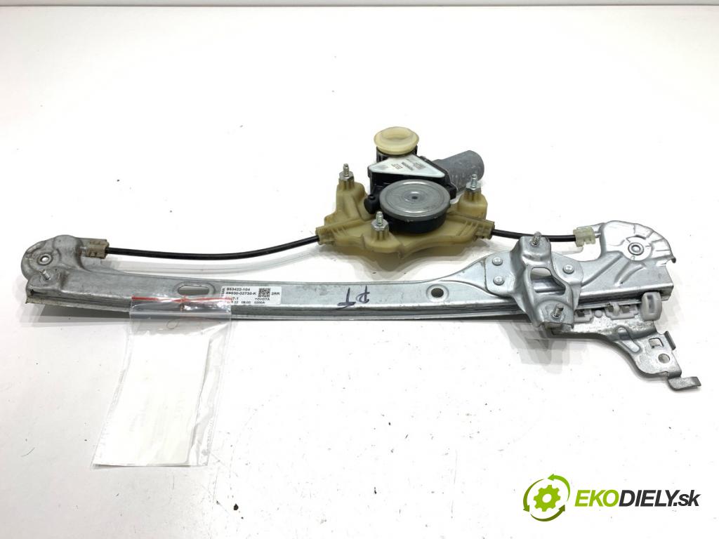 TOYOTA COROLLA E21 sedan 2022 72 kW 1.8 VVTi Hybrid (ZWE211, MZEA12) 1798 mechanismus okna pravý zadní část 69830-02730