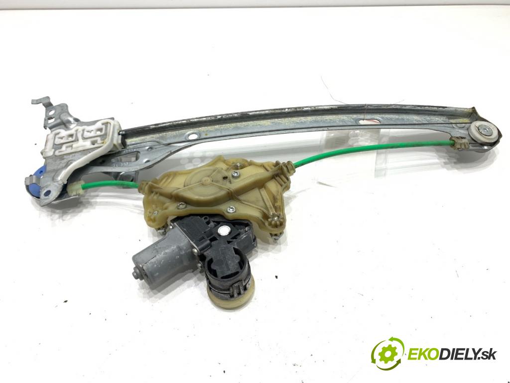 TOYOTA COROLLA E21 sedan 2022 72 kW 1.8 VVTi Hybrid (ZWE211, MZEA12) 1798 mechanismus okna levý zadní část 69840-02740