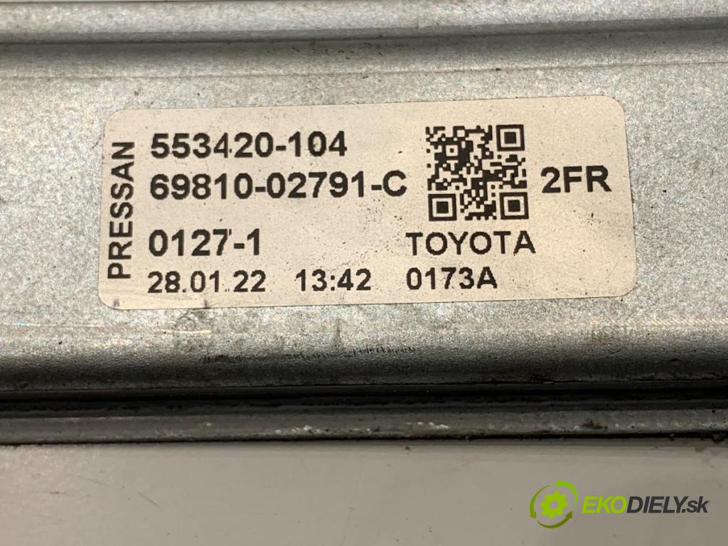 TOYOTA COROLLA E21 sedan 2022 72 kW 1.8 VVTi Hybrid (ZWE211, MZEA12) 1798 mechanismus okna pravý přední část 69810-02791