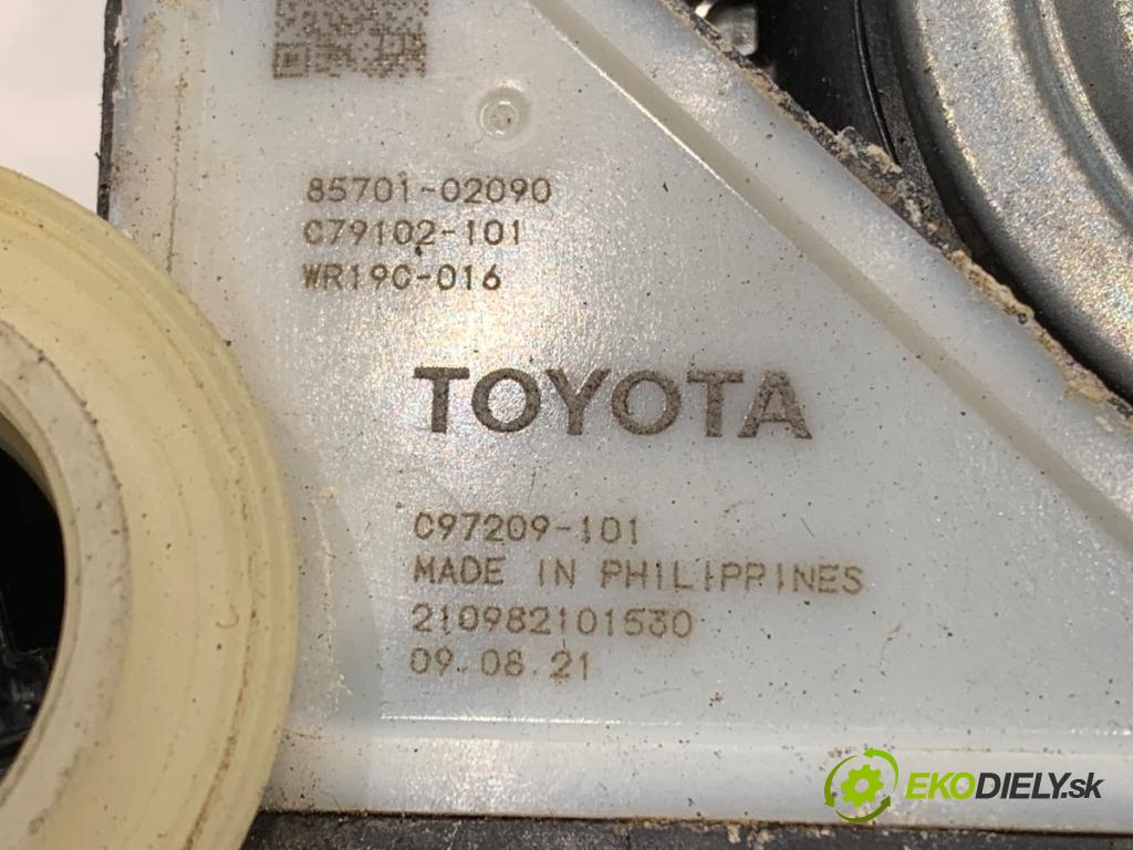 TOYOTA COROLLA E21 sedan 2022 72 kW 1.8 VVTi Hybrid (ZWE211, MZEA12) 1798 mechanismus okna levý přední část 69820-02801