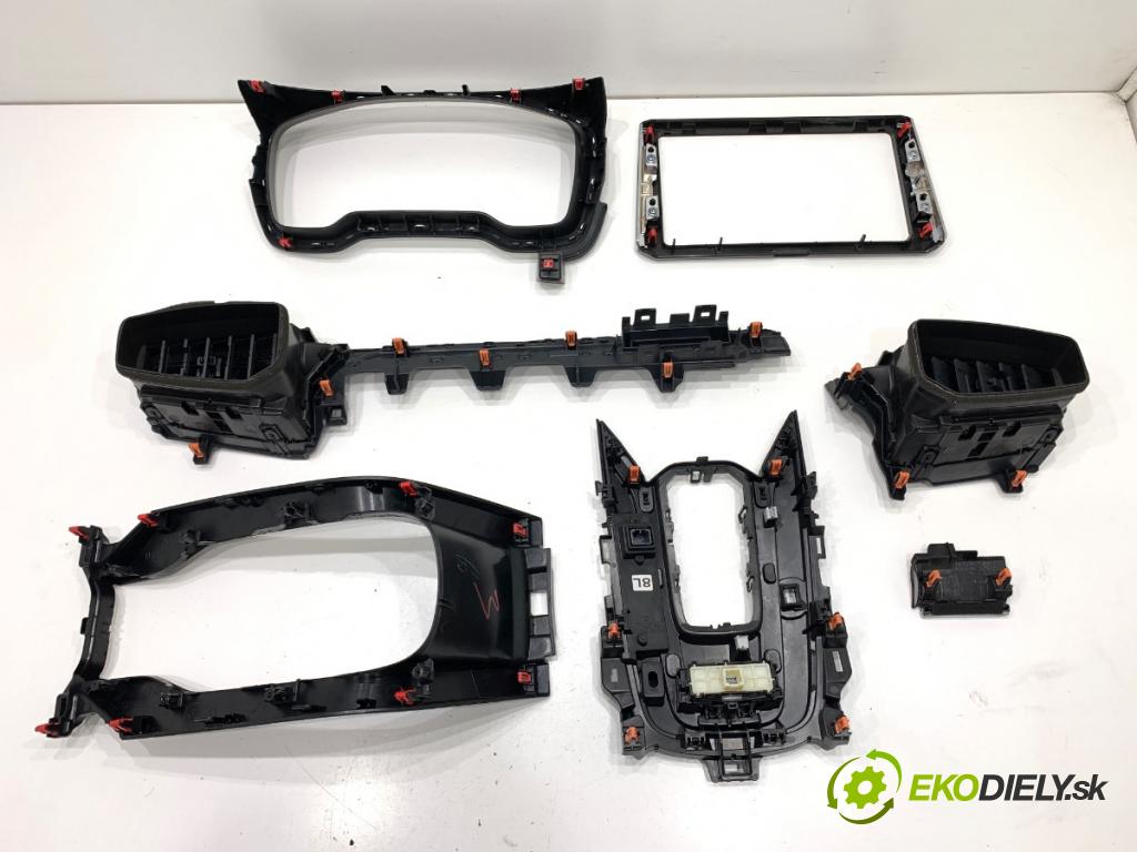 TOYOTA COROLLA E21 sedan 2022 72 kW 1.8 VVTi Hybrid (ZWE211, MZEA12) 1798 lišty kryt 58822-02440 55662-02650 (Lišta)