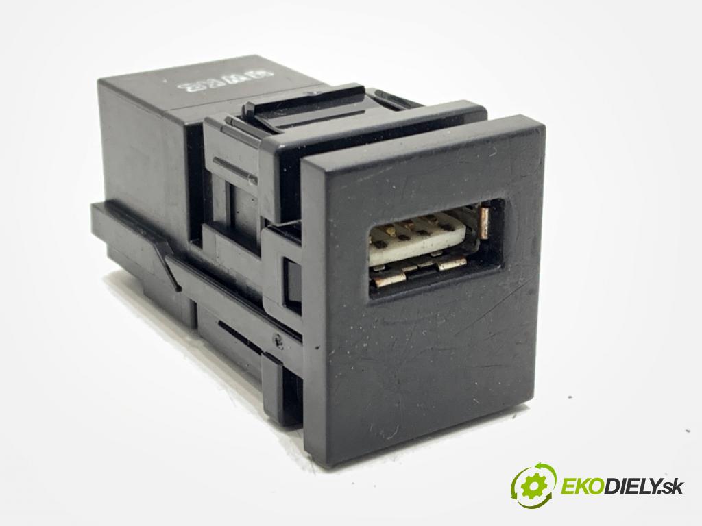 TOYOTA COROLLA E21 sedan 2022 72 kW 1.8 VVTi Hybrid (ZWE211, MZEA12) 1798 HNÍZDO: USB 