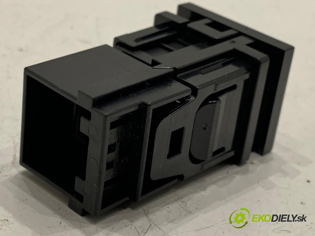 TOYOTA COROLLA E21 sedan 2022 72 kW 1.8 VVTi Hybrid (ZWE211, MZEA12) 1798 HNÍZDO: USB