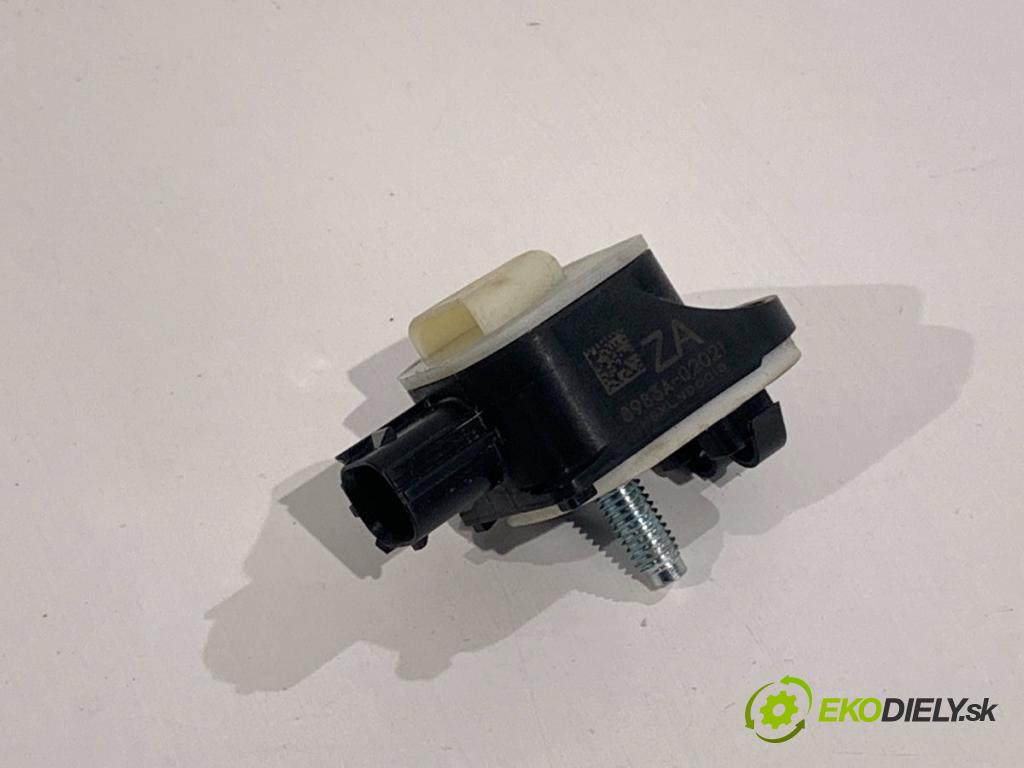 TOYOTA COROLLA E21 sedan 2022 72 kW 1.8 VVTi Hybrid (ZWE211, MZEA12) 1798 snímač nárazu 8983A-02021 (Snímač nárazu)